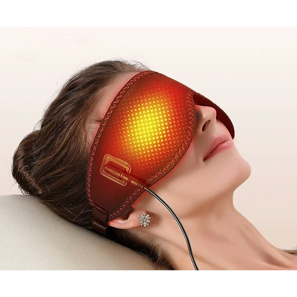 Femme allongée qui porte le masque chauffant pour les yeux