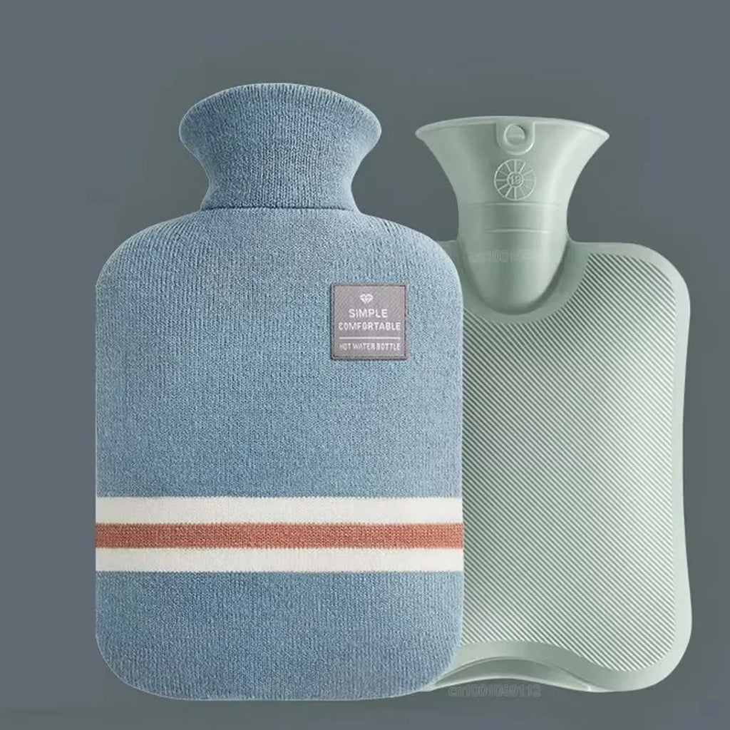 Bouillotte dans sa housse en tricot bleu ciel à rayures, à côté de la bouillotte nue