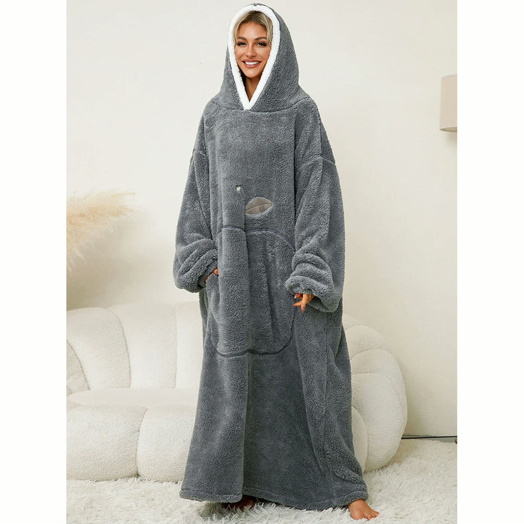 Robe-plaid en peluche grise portée capuche relevée, intérieur de capuche en sherpa blanc