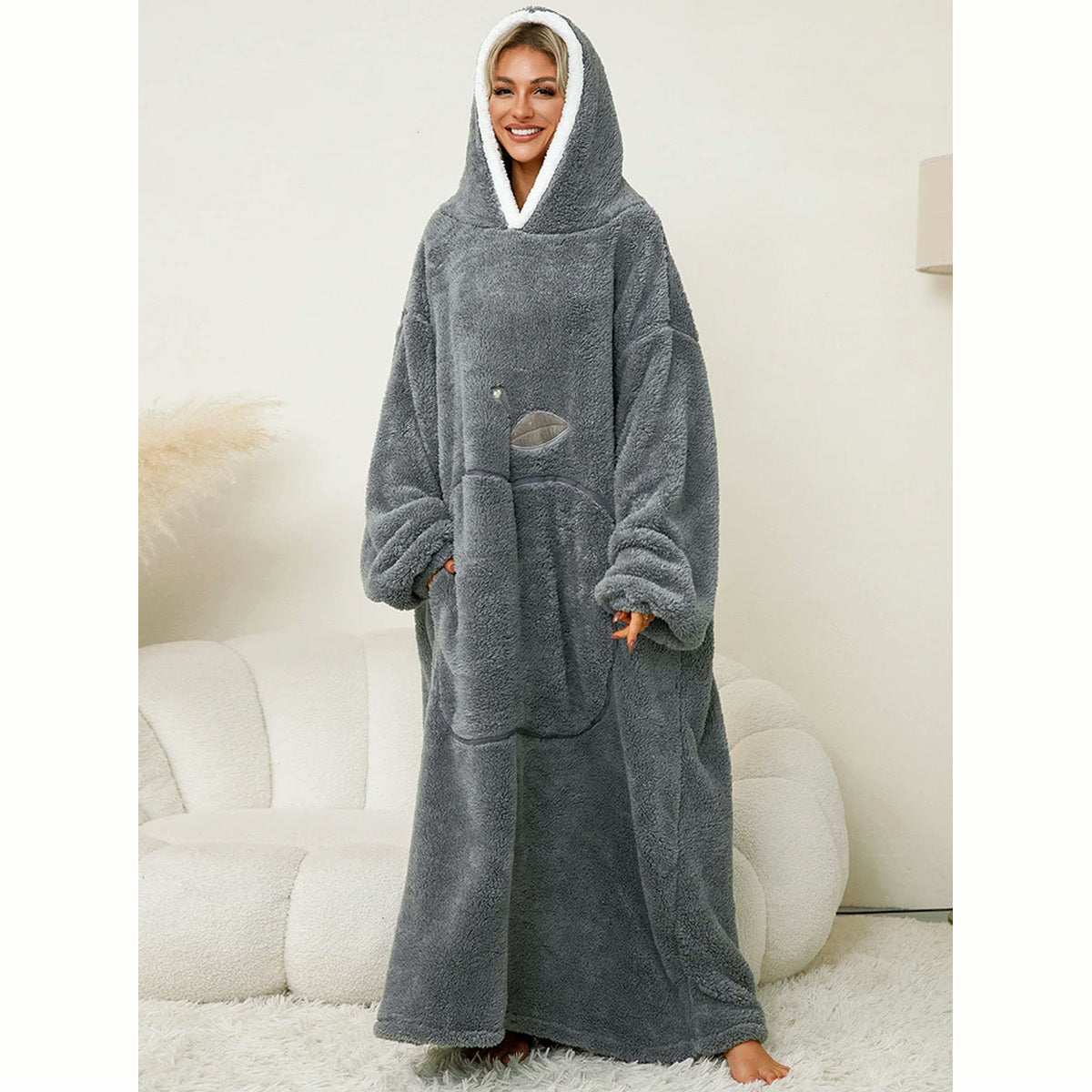 Robe-plaid en peluche grise portée capuche relevée, intérieur de capuche en sherpa blanc