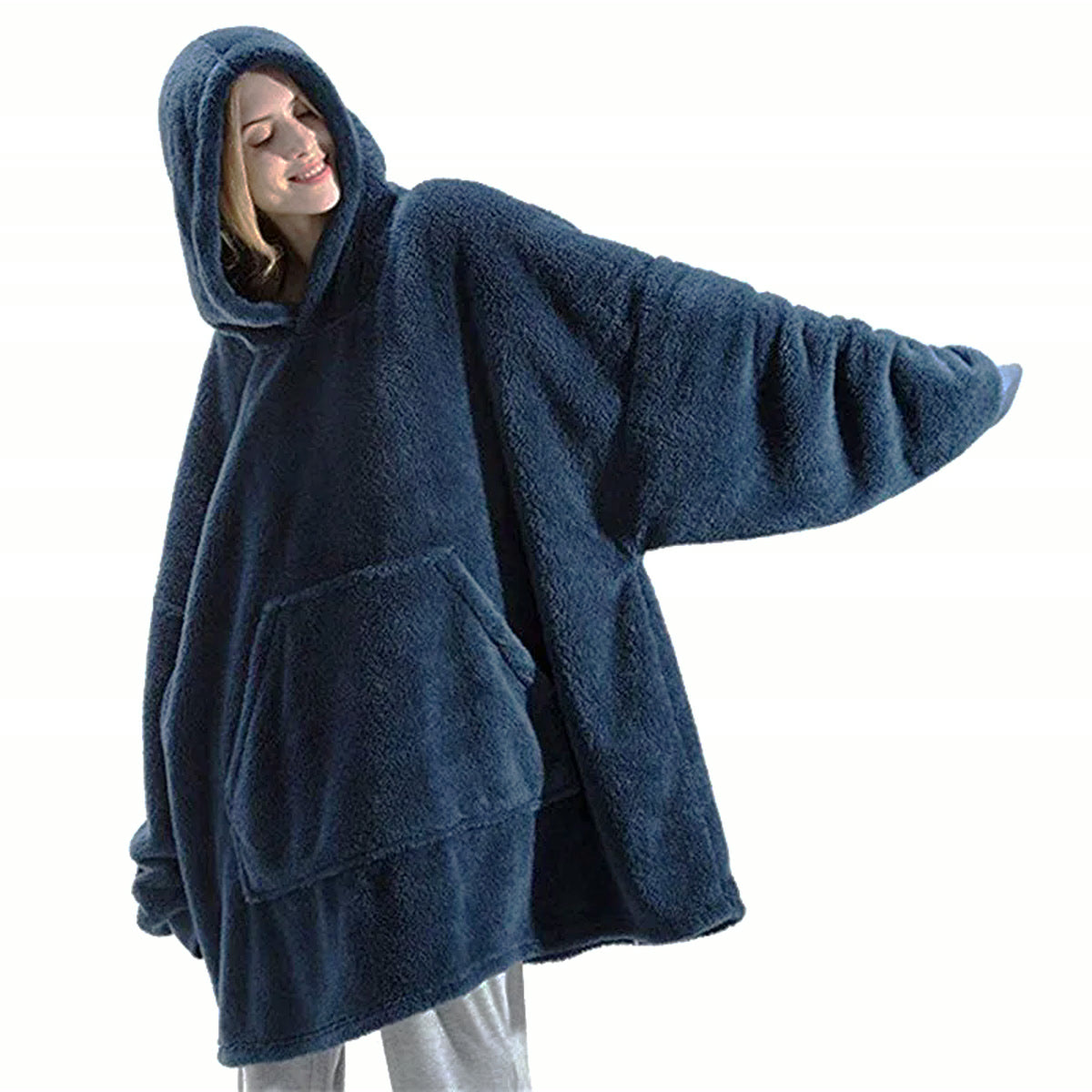 Sweat plaid bleu nuit porté capuche relevée, bras tendu pour montrer la manche très large