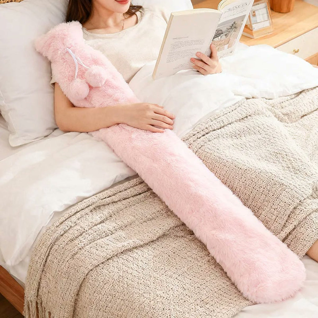 Bouillotte longue rose allongée contre une femme qui lit au lit