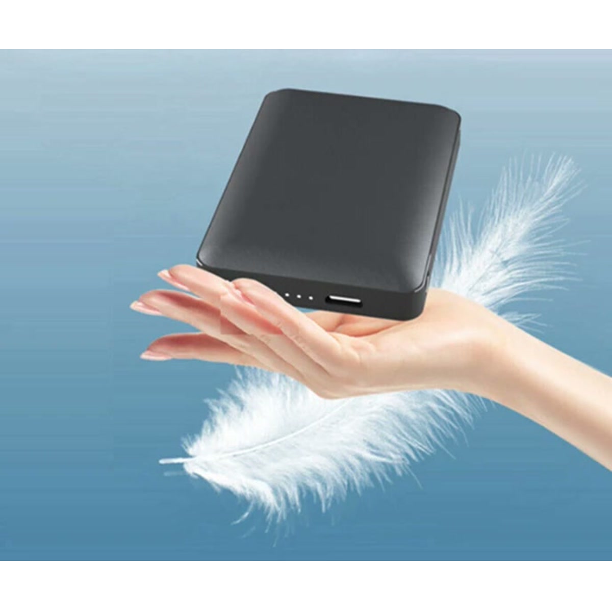 Batterie 5 000 mAh tenue dans une main