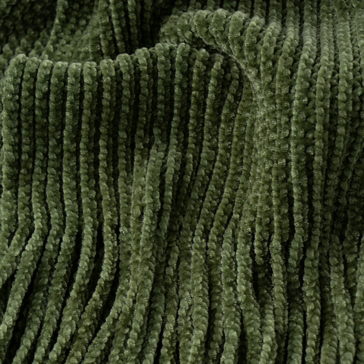 Gros plan de la maille côtelée en chenille du plaid tricoté vert sapin