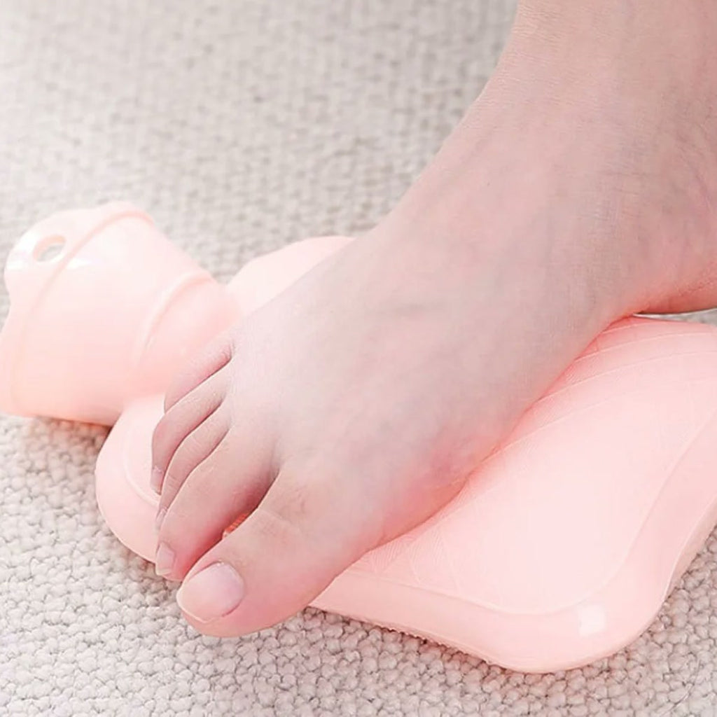 Pied posé sur la bouillotte rose
