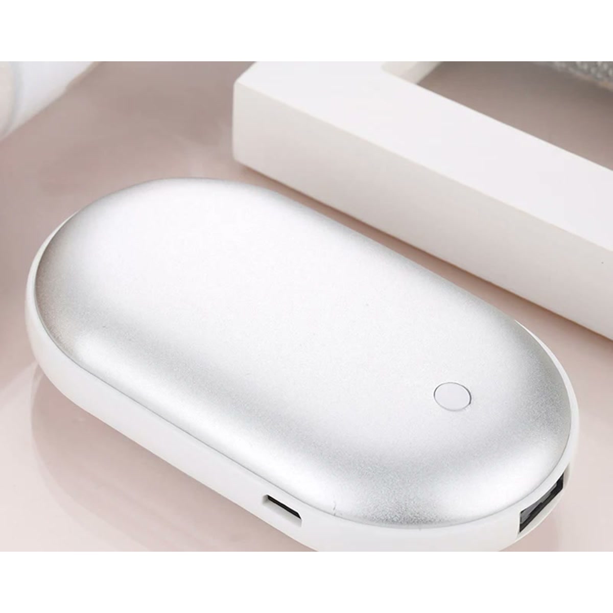 Chauffe-mains rechargeable argent, port USB visible