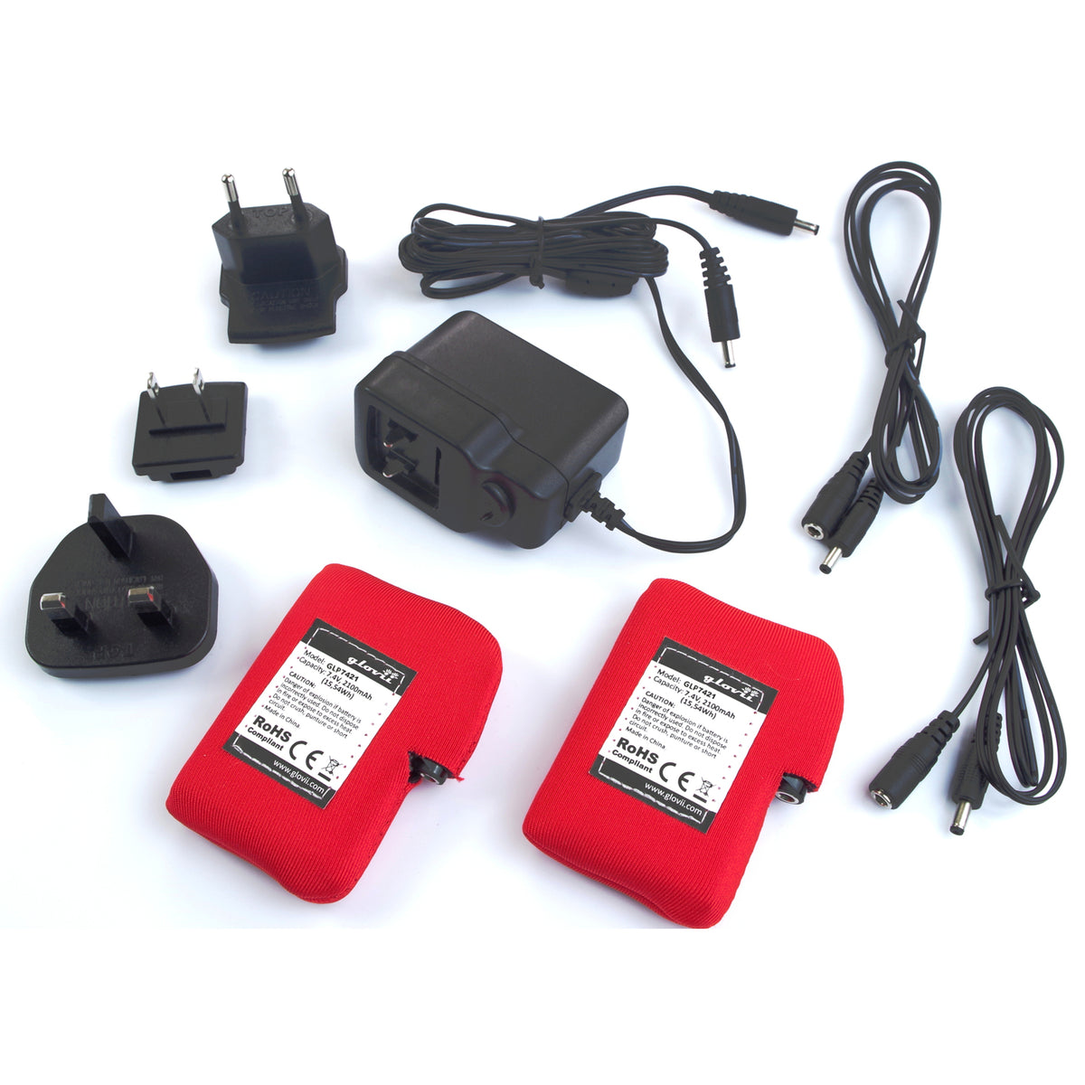 Contenu de la boîte : deux batteries, chargeur et adaptateurs, deux rallonges