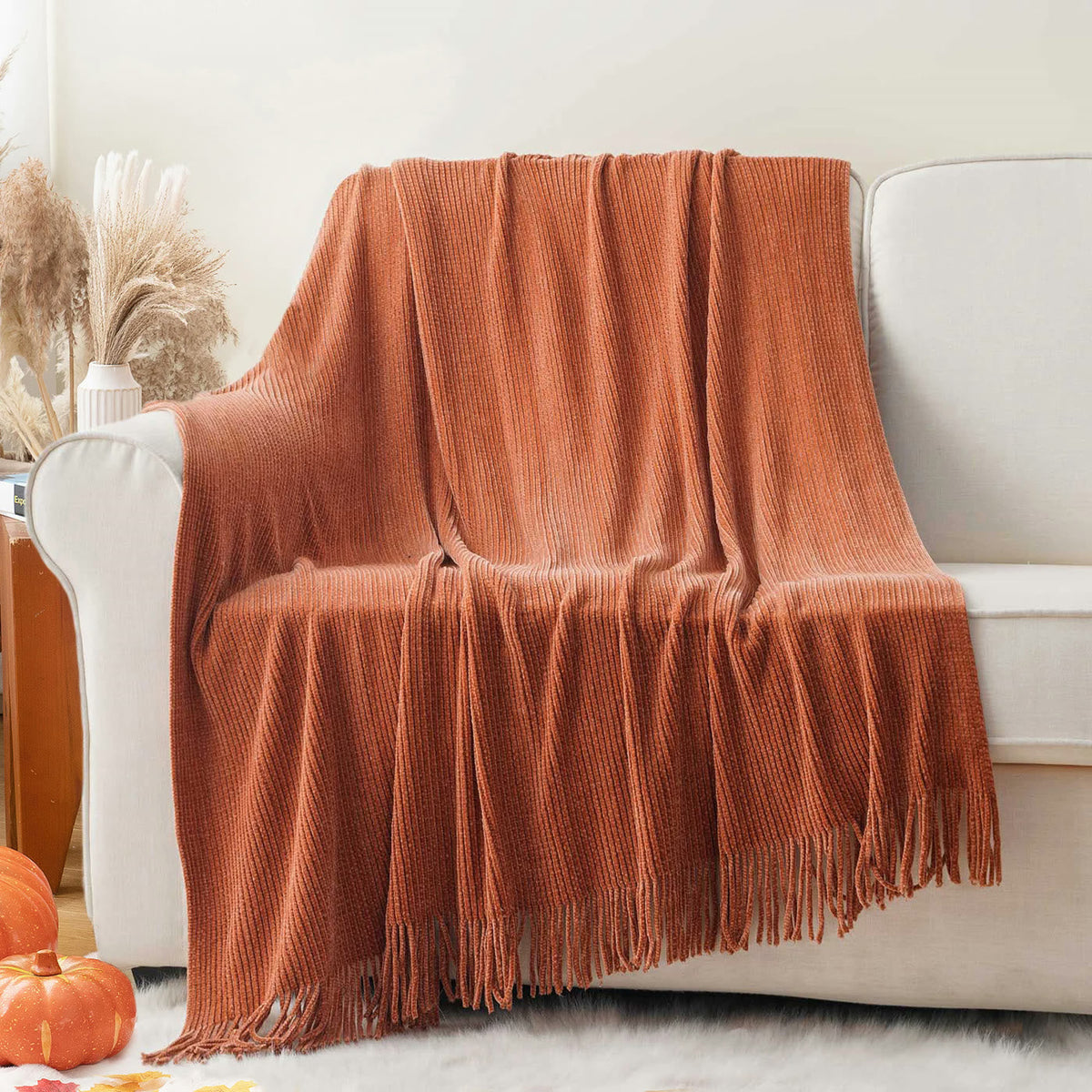 Plaid tricoté terracotta ou vert sapin, à pompons