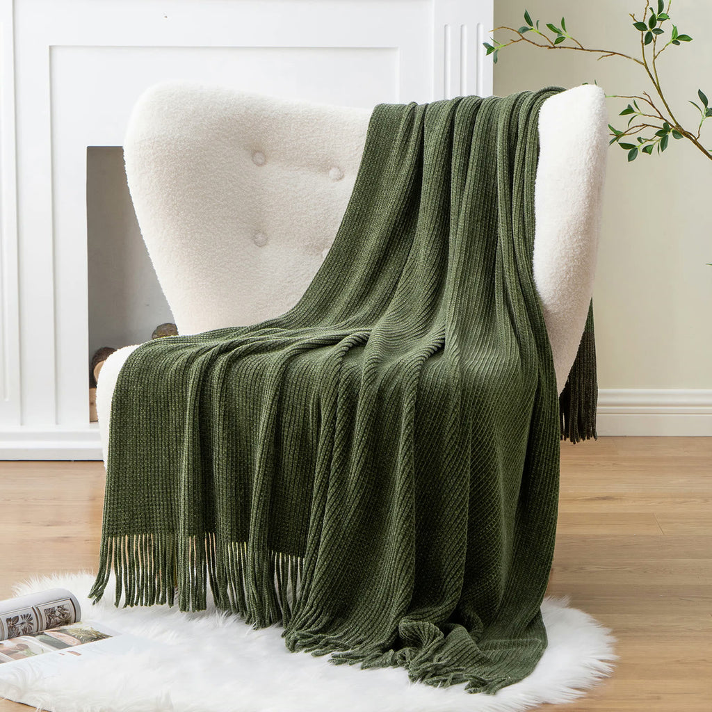 Plaid tricoté terracotta ou vert sapin, à pompons