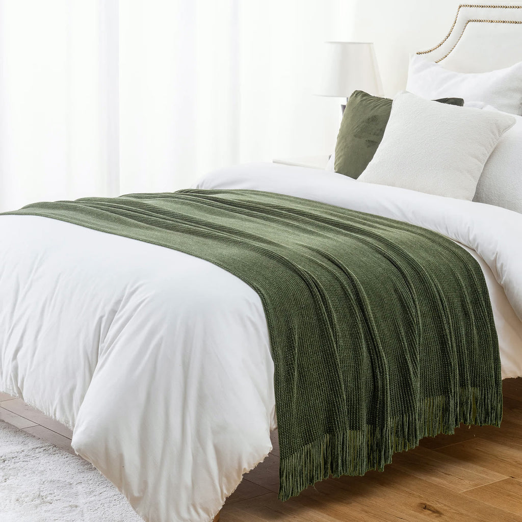 Plaid tricoté terracotta ou vert sapin, à pompons