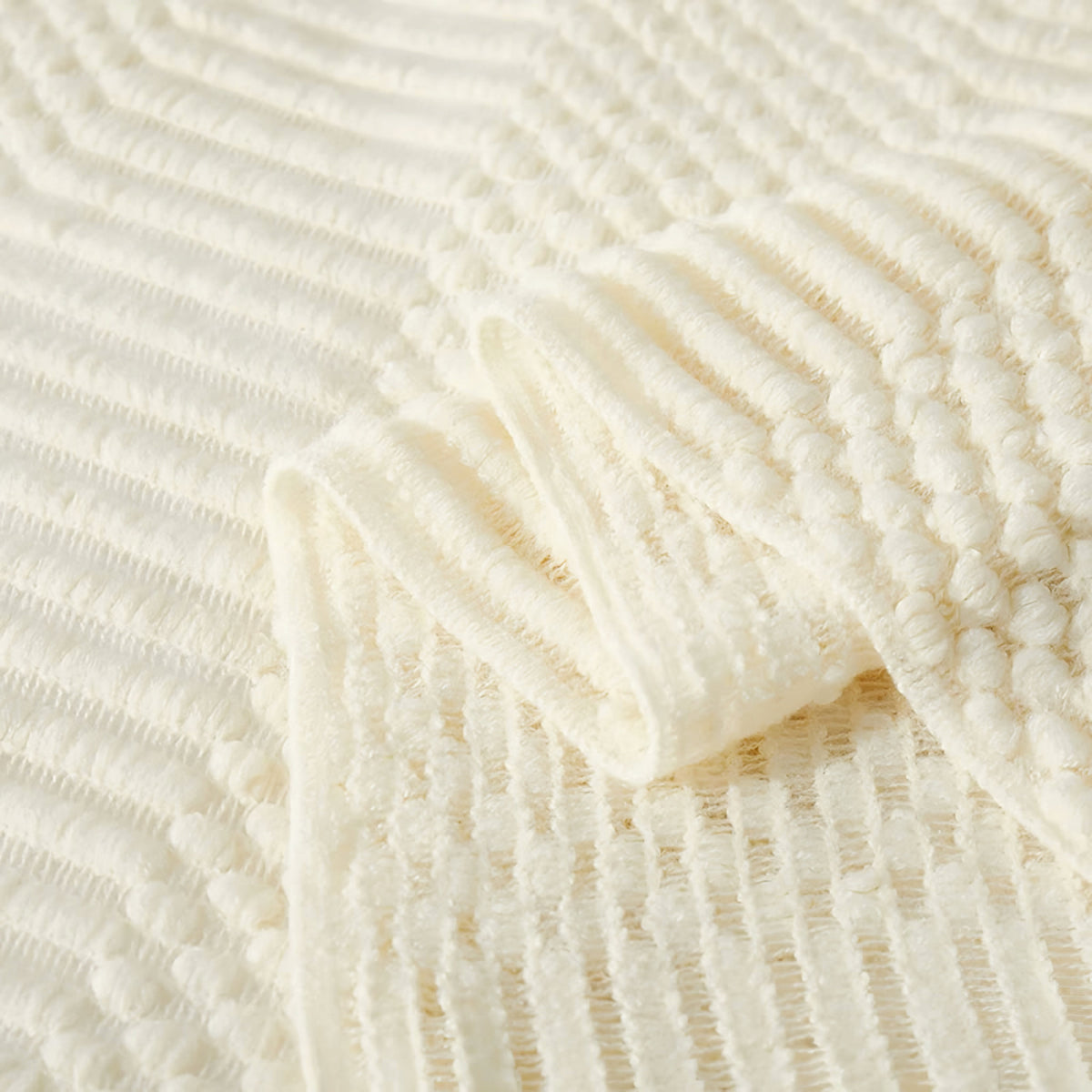 Plaid tricoté écru, texture gaufrée et franges
