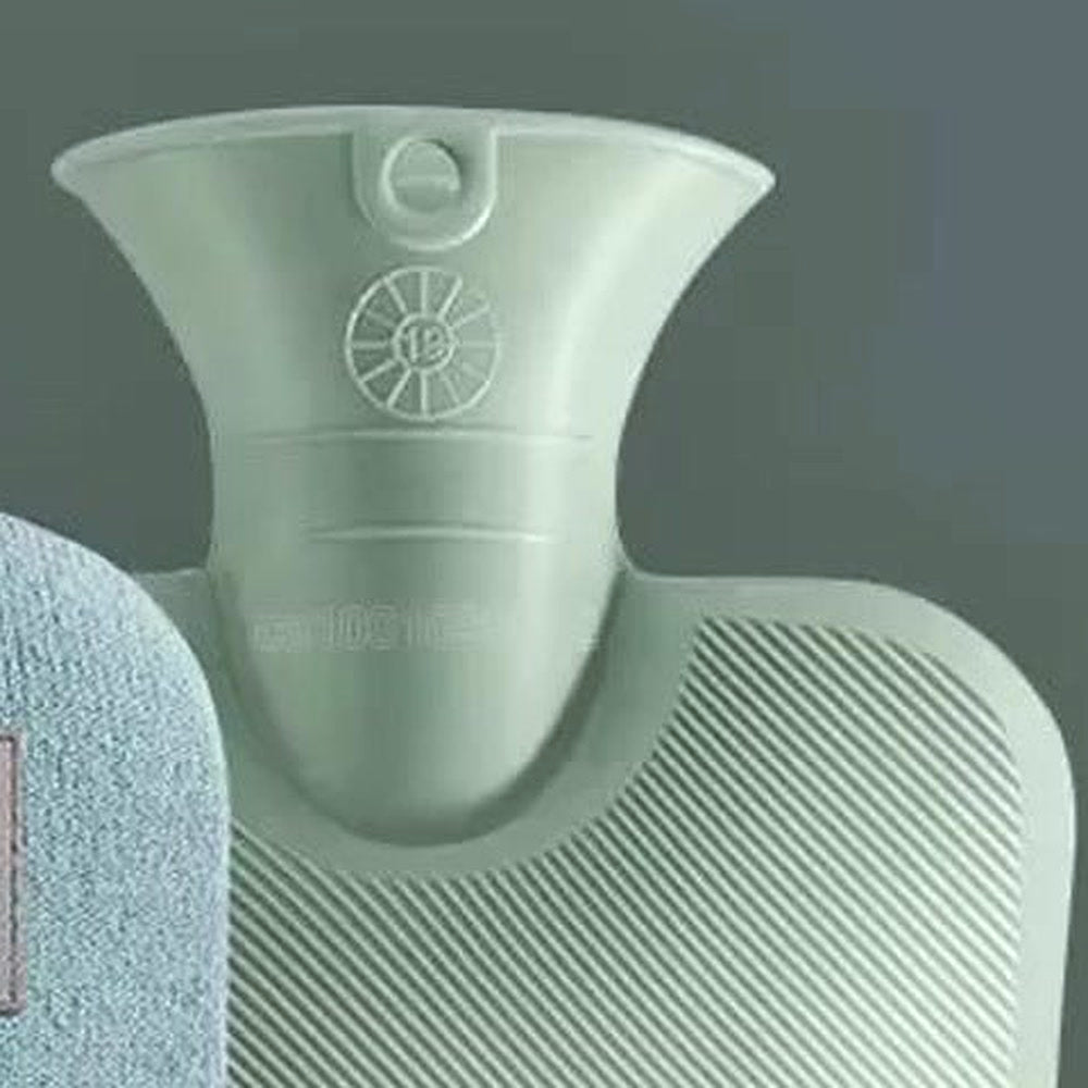 La bouillotte 2 litres sans sa housse : col large et surface côtelée