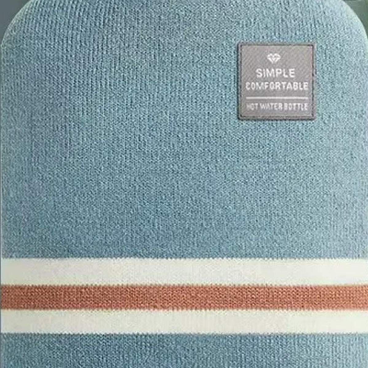 Détail de la housse en tricot bleu ciel à rayures de la bouillotte 2 litres
