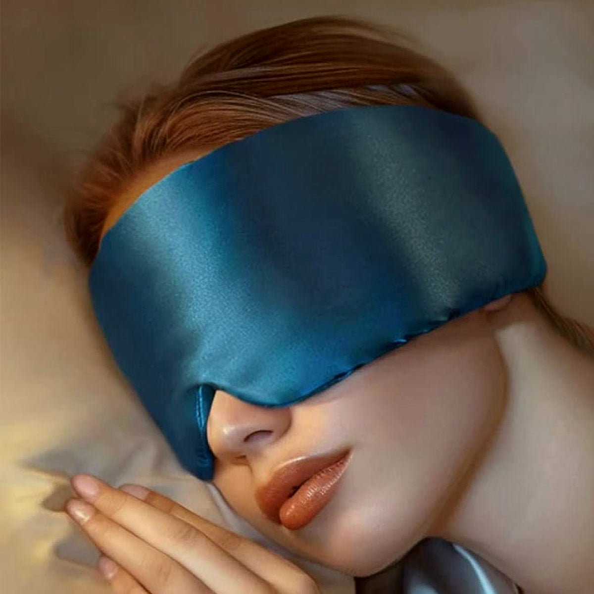 Masque de nuit en soie bleu canard porté pendant le sommeil