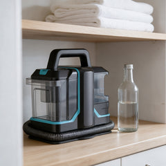Shampouineuse OVANEA Édition Bondi rangée sur une étagère en chêne clair, format compact