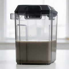 Réservoir d'eau sale de la shampouineuse OVANEA Édition Bondi rempli d'eau brune après un nettoyage