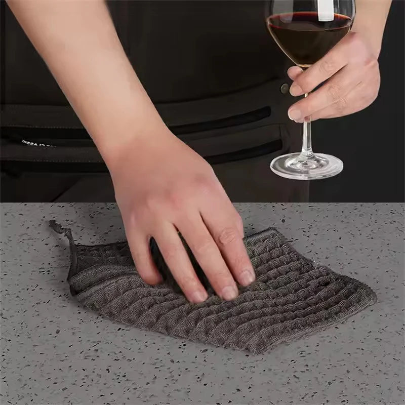 Main essuyant un plan de travail avec une microfibre gaufrée