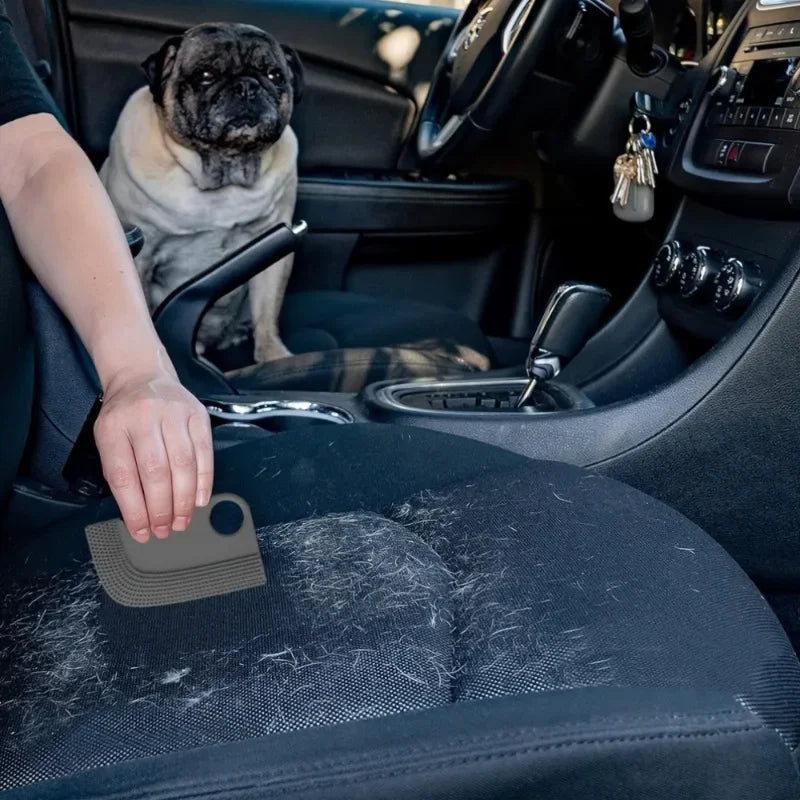 Palette anti-poils sur un siège de voiture couvert de poils