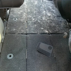 Plancher de voiture couvert de poils et palette