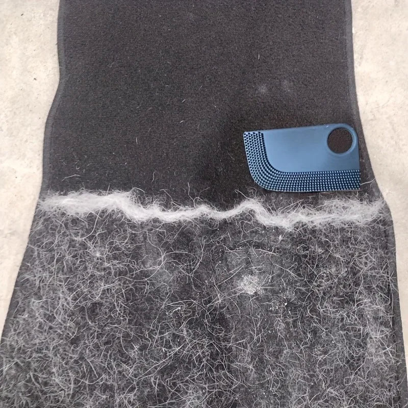 Poils regroupés en ligne sur un tapis après passage de la palette