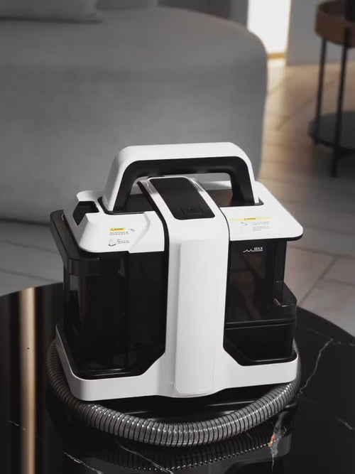 Démonstration de la shampouineuse OVANEA 450W 12000Pa : remplissage du réservoir, nettoyage d'un tapis et d'un canapé, eau sale visible dans la tête transparente, puis vidange du bac