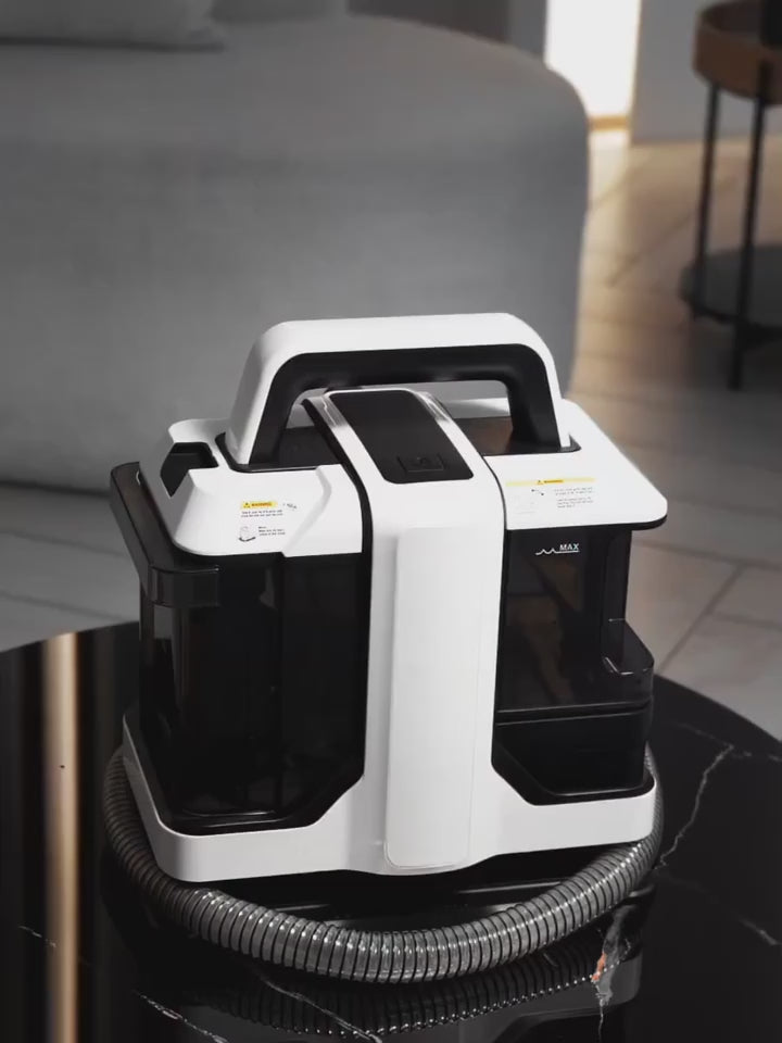 Démonstration de la shampouineuse OVANEA 450W 12000Pa : remplissage du réservoir, nettoyage d'un tapis et d'un canapé, eau sale visible dans la tête transparente, puis vidange du bac