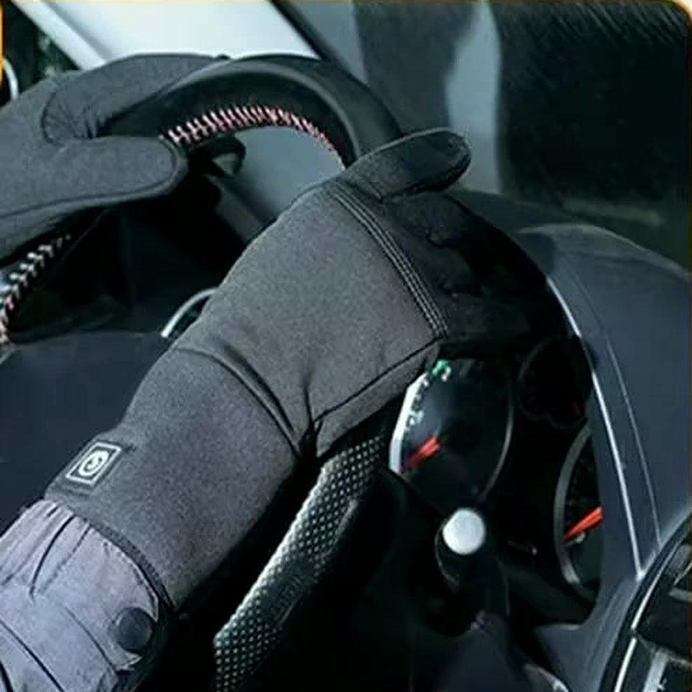 Sous-gants chauffants fins portés au volant